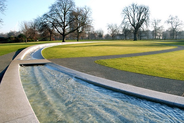 Princess-Diana-Memorial-Fountain-Hyde-Park-Kensington-Picnic-Spots